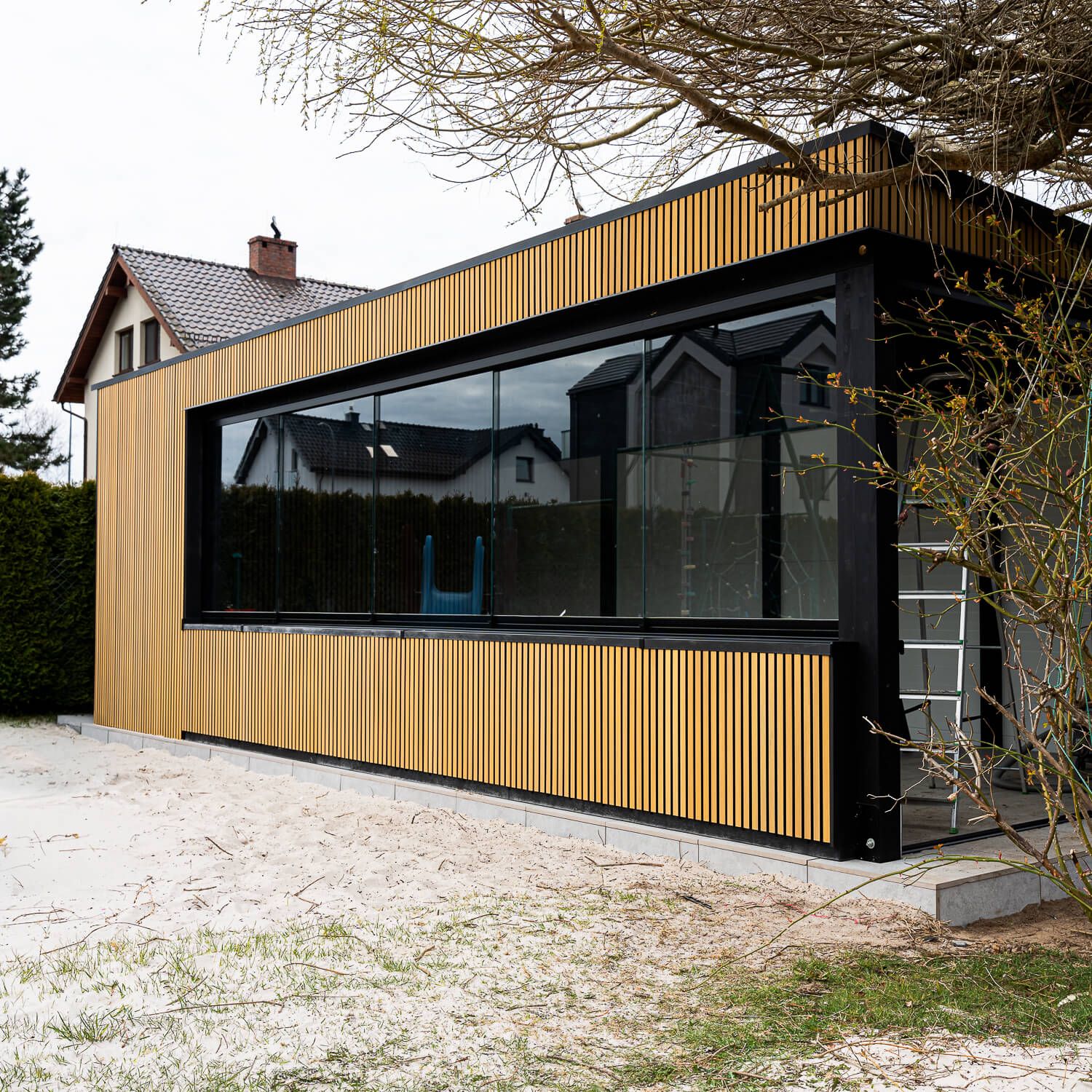 Venkovní lamelový obklad Trapéz Light Oak / Černý – 2,9 m