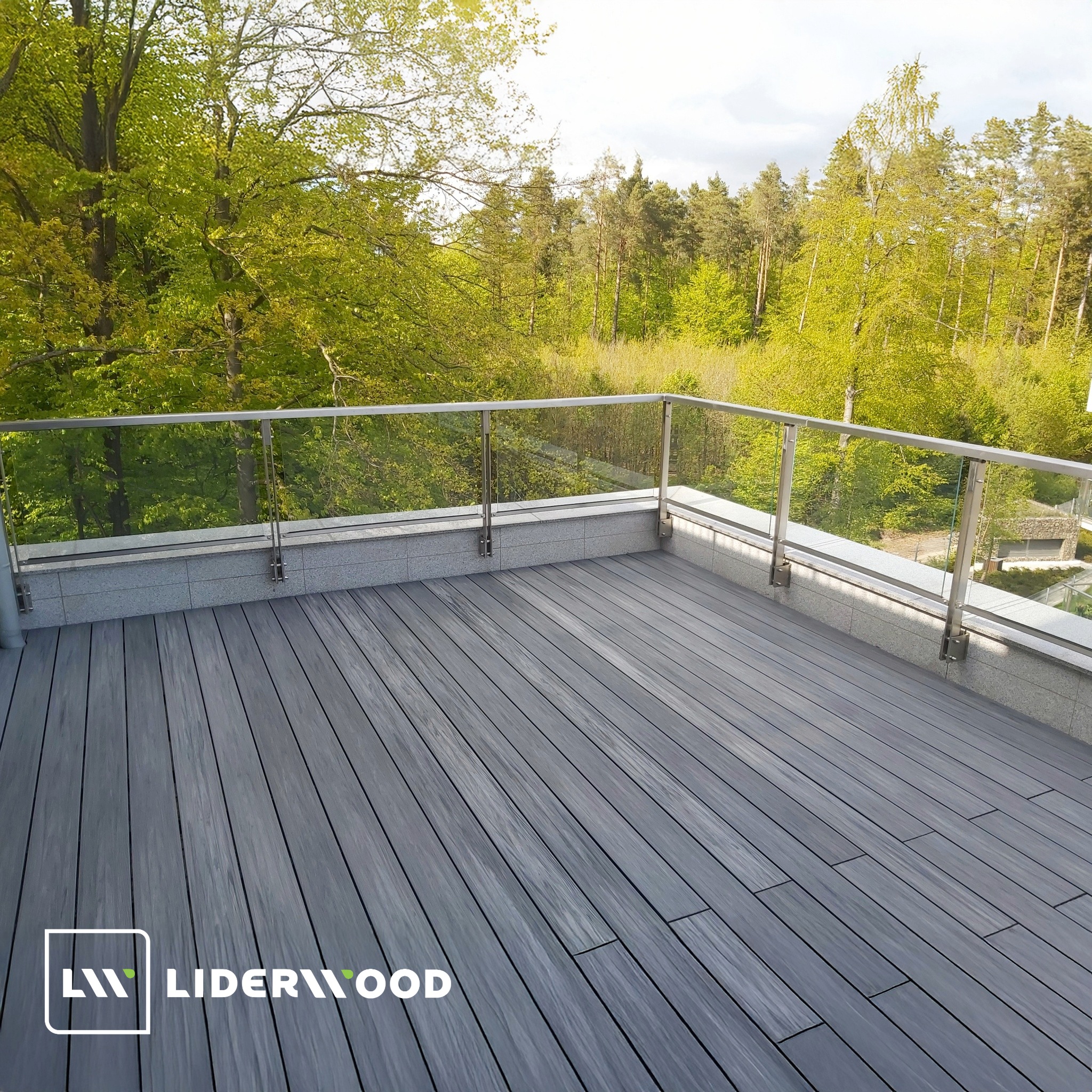 Terasa a balkon – jaký je mezi nimi rozdíl? [Vysvětlujeme rozdíly]