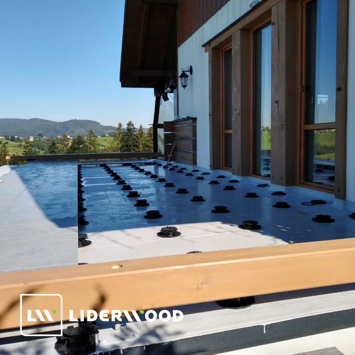 Větraná terasa na rektifikačních terčích pro gresové dlaždice