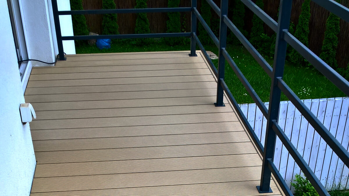 Rohový balkon - kompozitní terasové prkno Standard Medový Teak