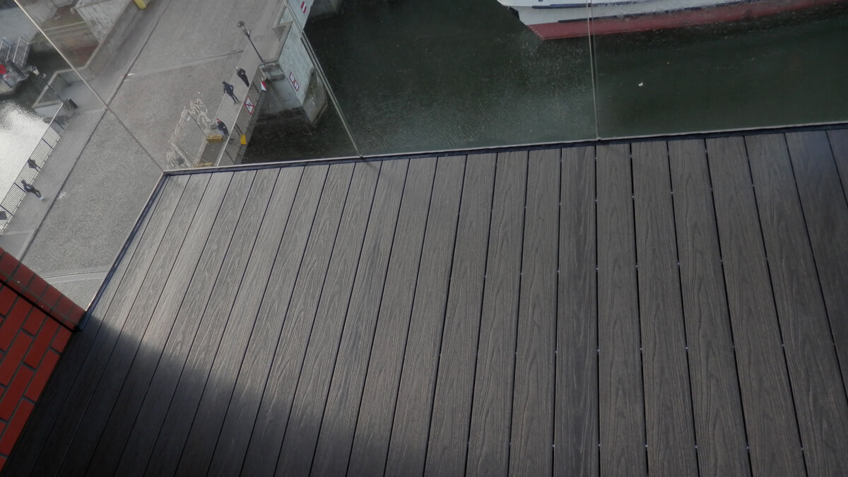 Balkon v apartmánu - Terasové prkno Premium Antrazit