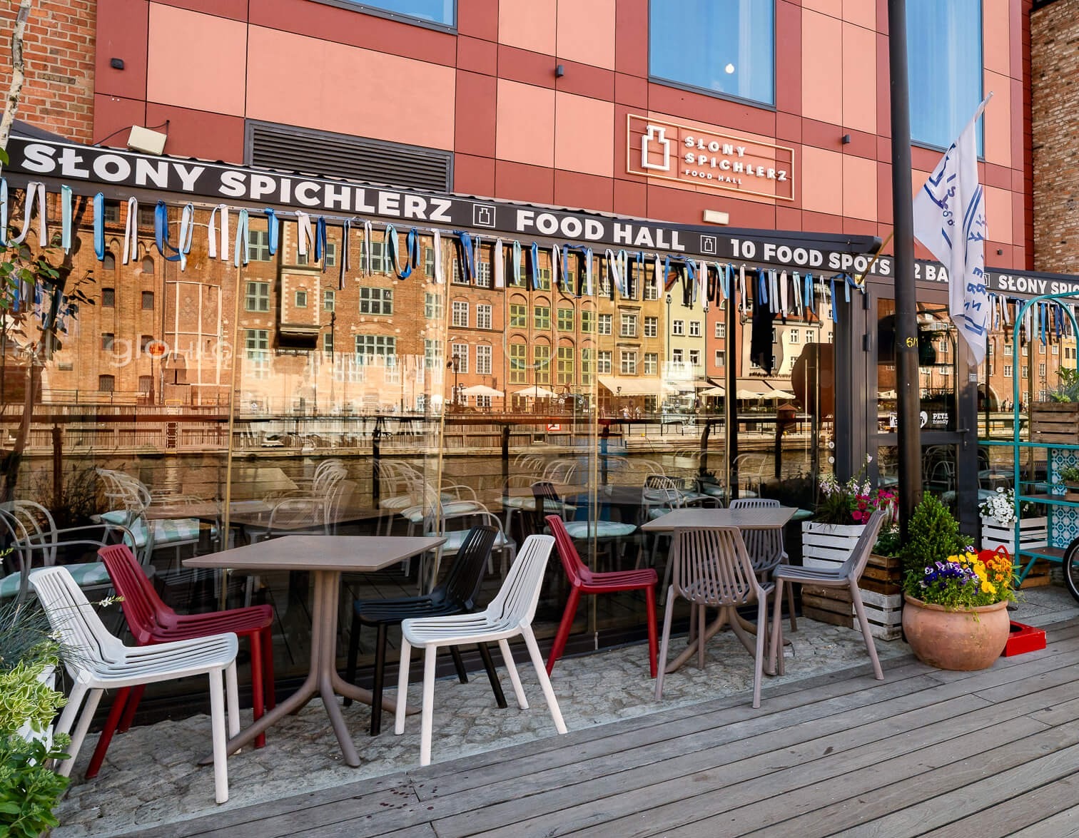 Kompozitní prkno Premium Amber Antique v interiéru restaurace