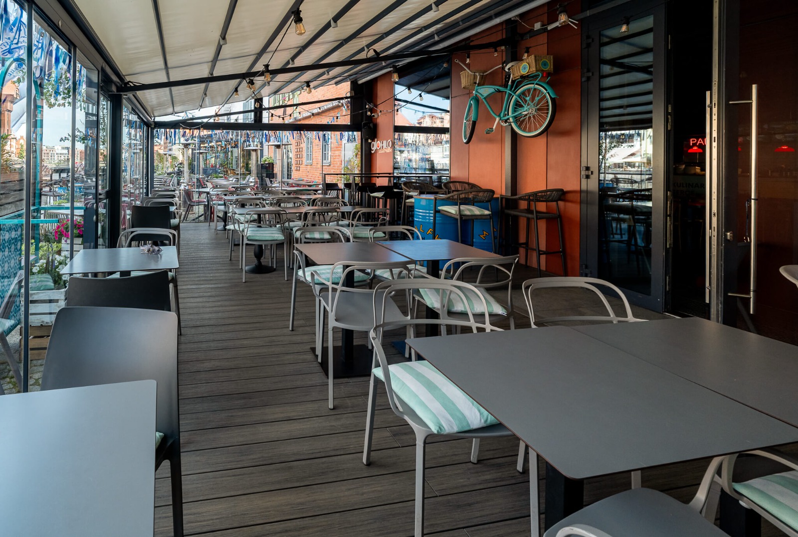 Kompozitní prkno Premium Amber Antique v interiéru restaurace