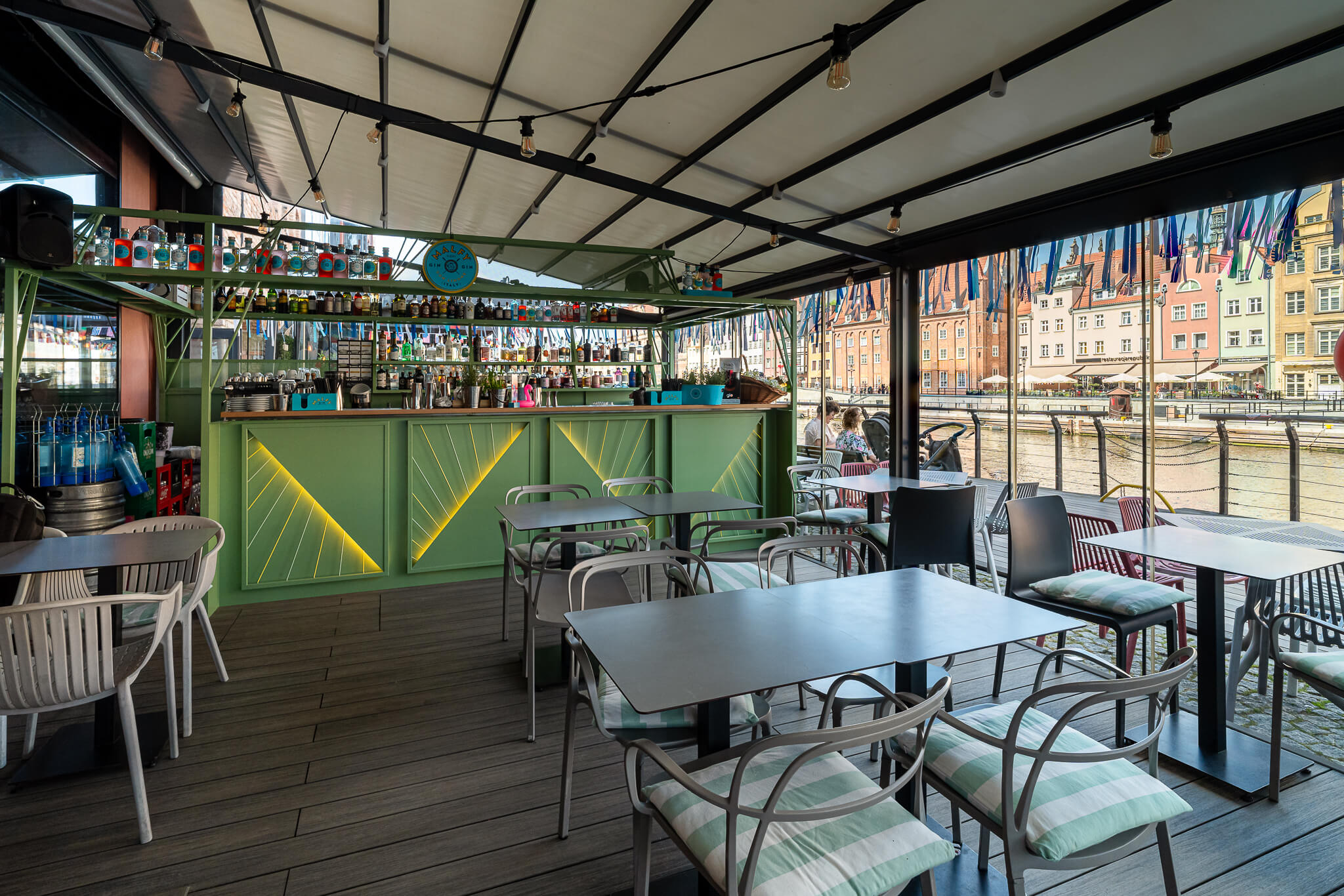 Kompozitní prkno Premium Amber Antique v interiéru restaurace