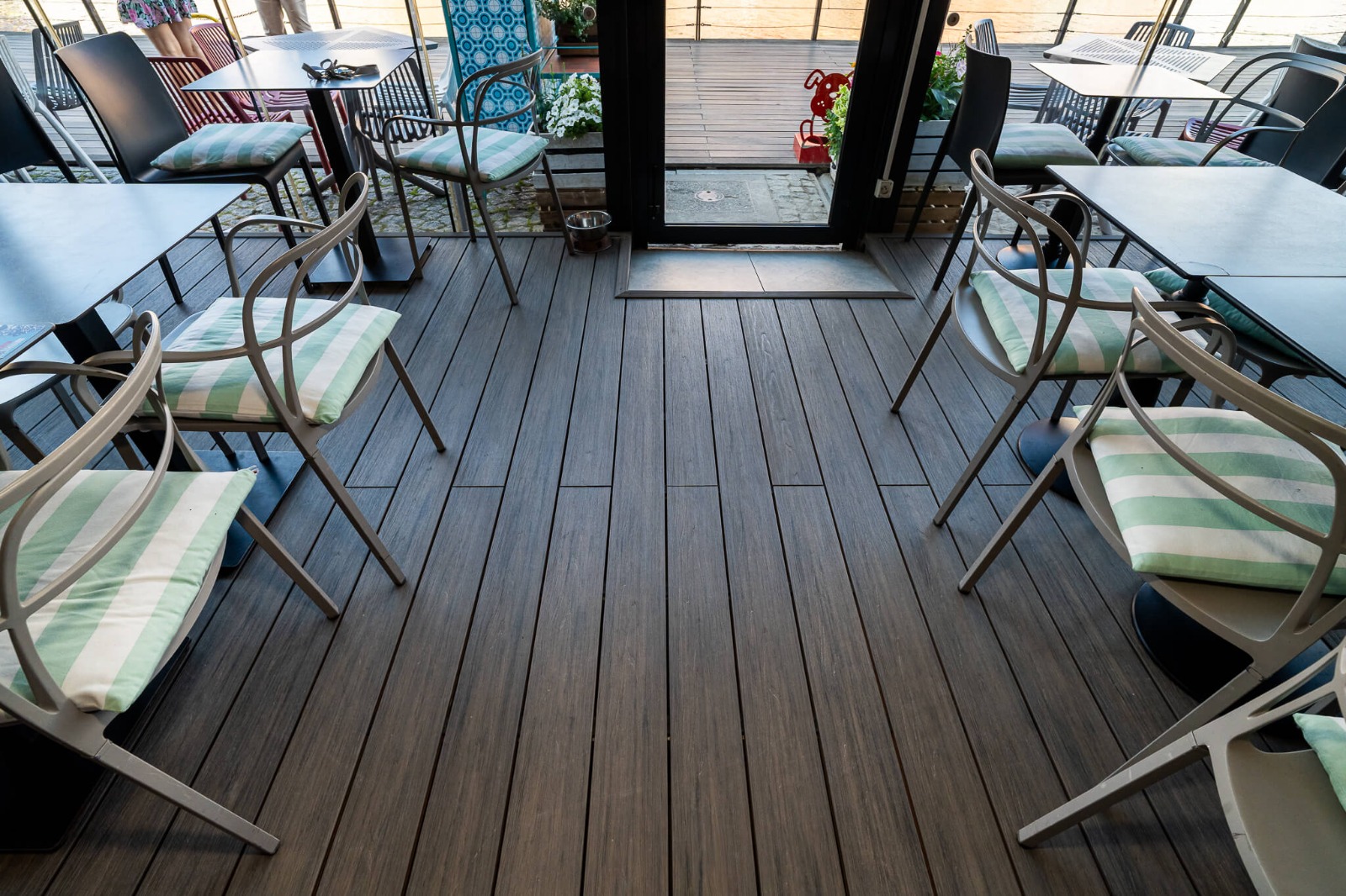 Kompozitní prkno Premium Amber Antique v interiéru restaurace