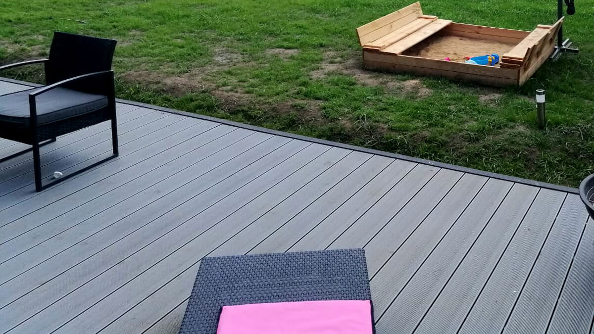 Domek s terasou – Terasové prkno Standard Světle šedý