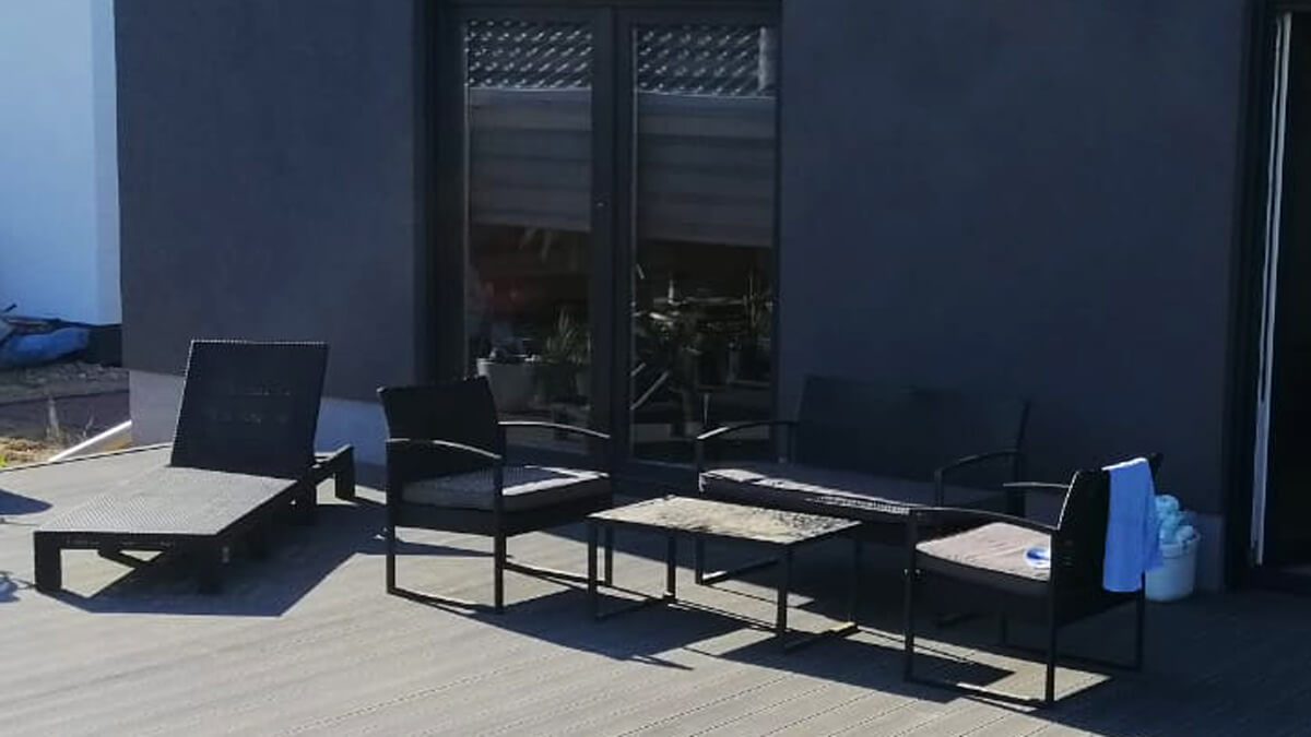 Domek s terasou – Terasové prkno Standard Světle šedý