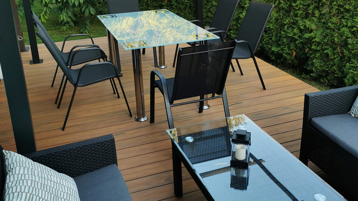 Atmosférická terasa z kompozitních terasových prken Premium Amber