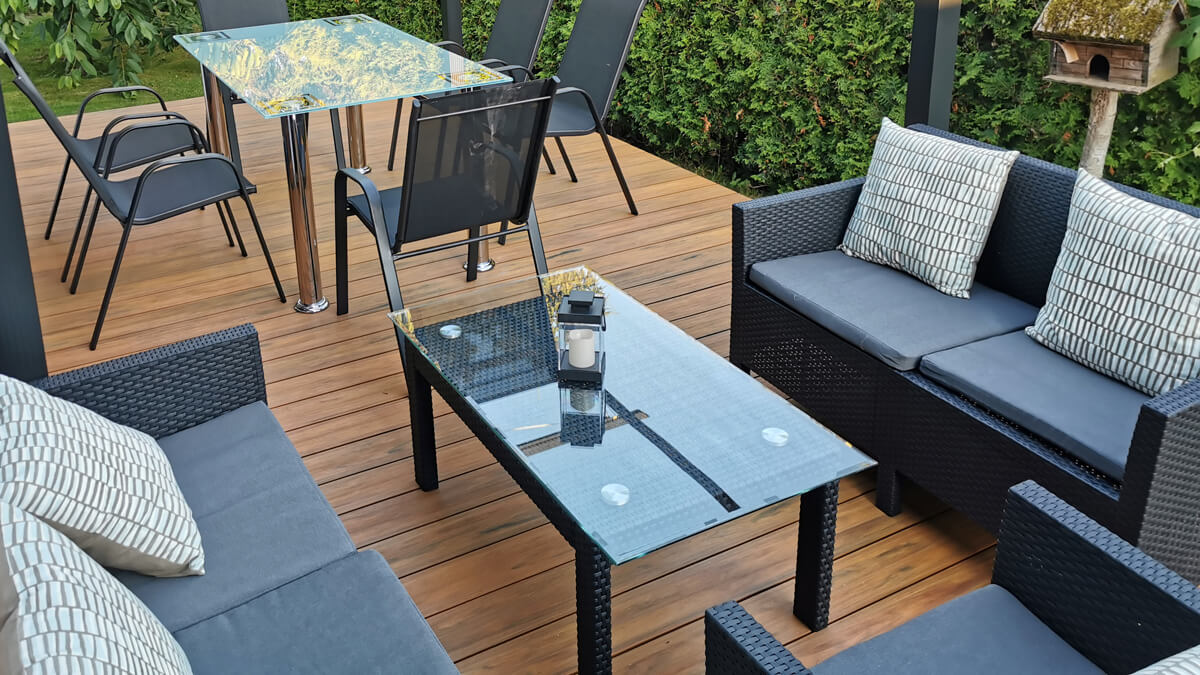 Atmosférická terasa z kompozitních terasových prken Premium Amber