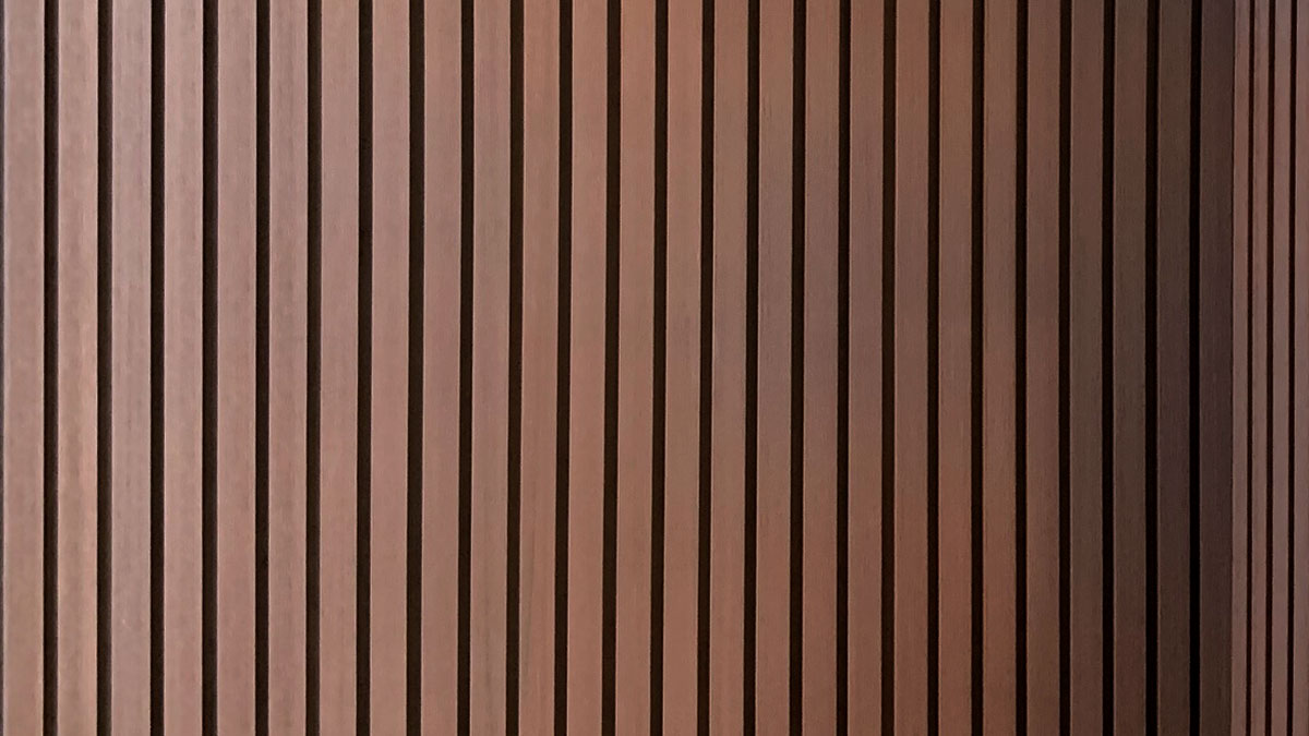 Montáž lamelových prken Redwood v showroomu