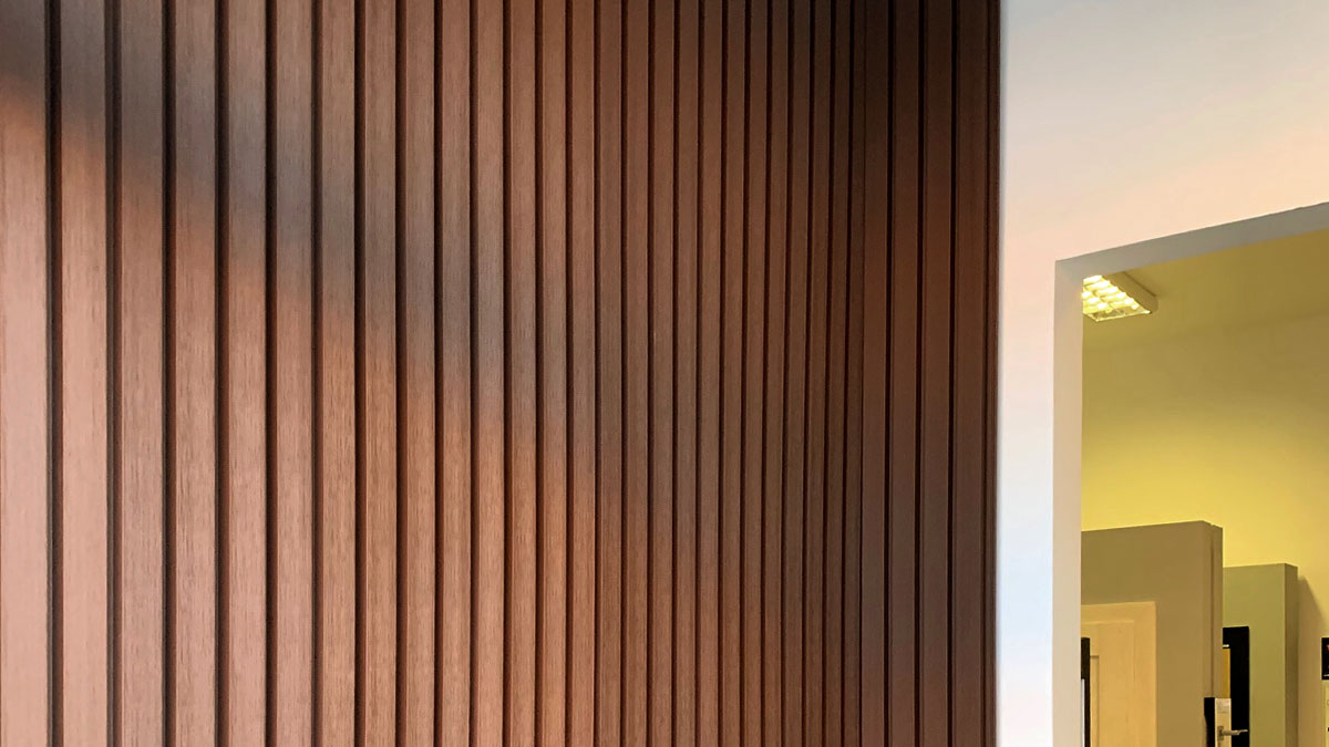 Montáž lamelových prken Redwood v showroomu