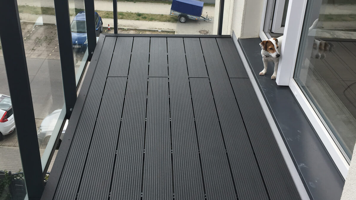 Malý balkon z kompozitních terasových prken Standard Antracit