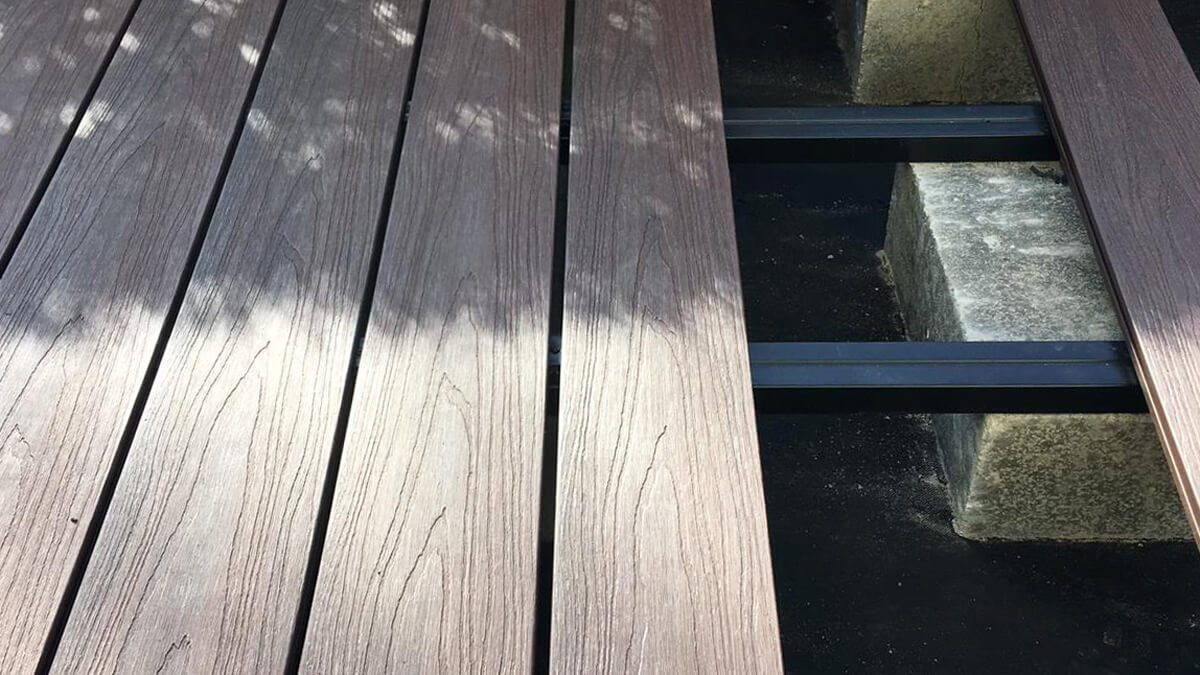 Montáž terasy na betonových blocích - terasové prkno Premium Redwood