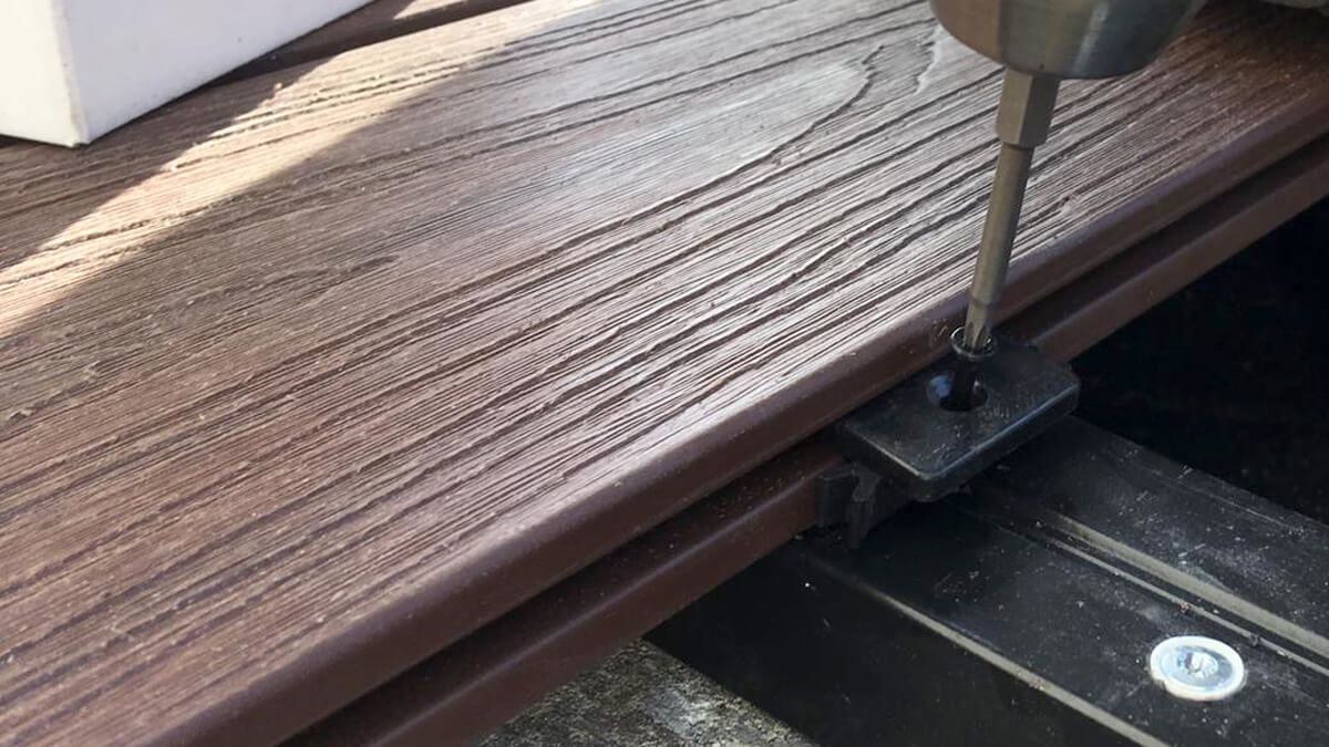 Montáž terasy na betonových blocích - terasové prkno Premium Redwood