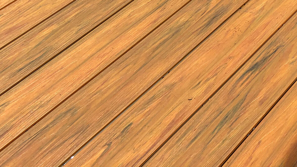 Terasa z prémiových kompozitních terasových prken v barvě Amber