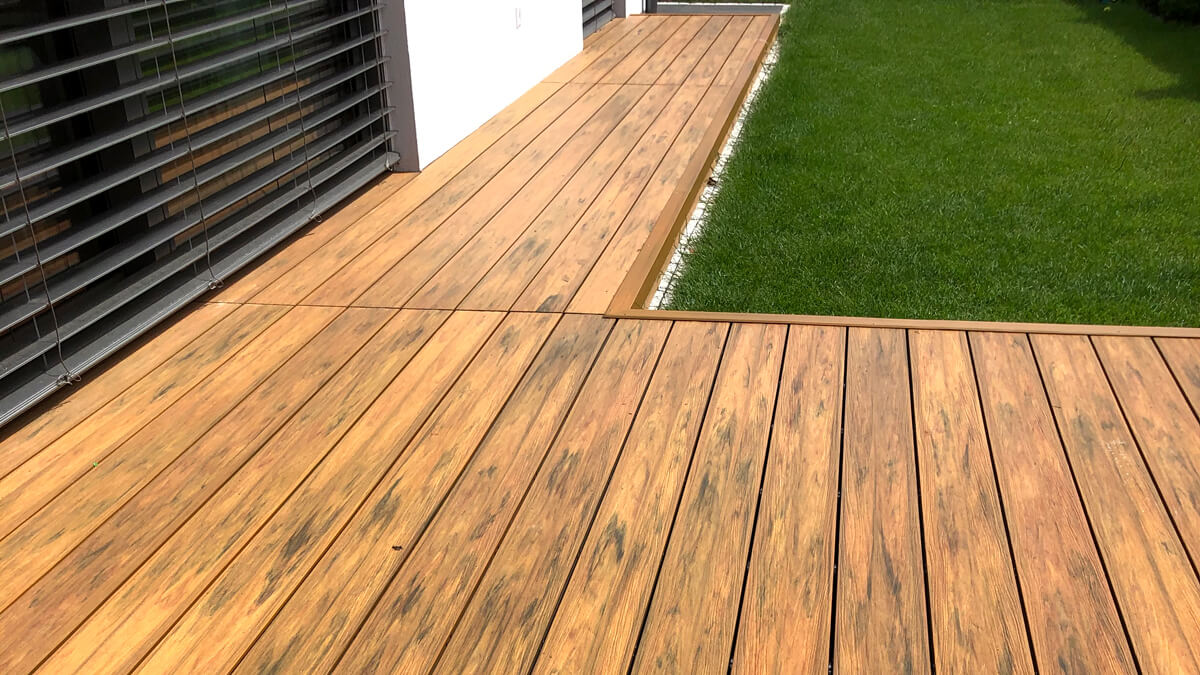 Terasa z prémiových kompozitních terasových prken v barvě Amber