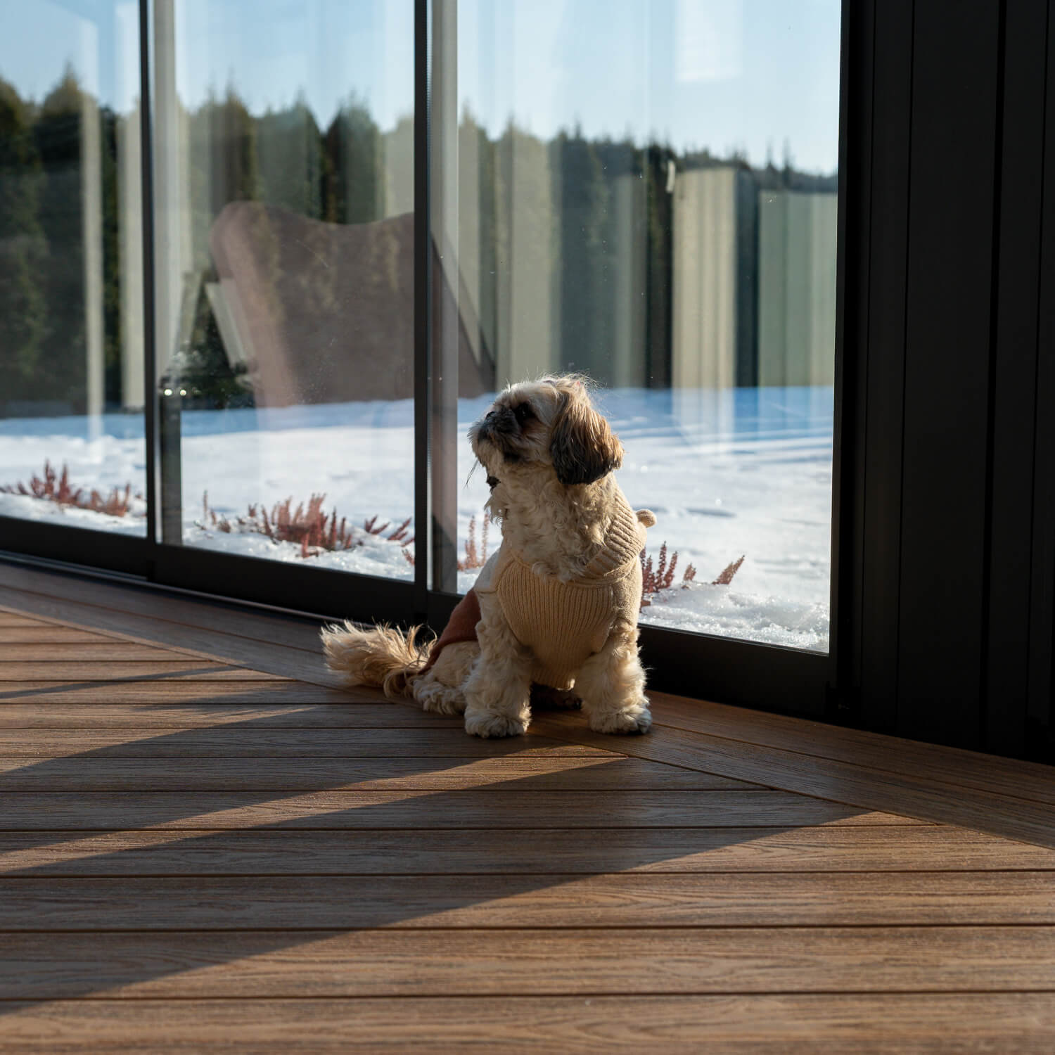 Zimní terasa z terasových prken a fasádních lamel v dekoru Dub Winchester