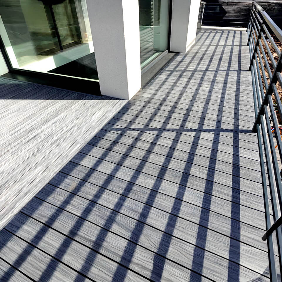 Prostorná terasa s kompozitními prkny Premium Gray
