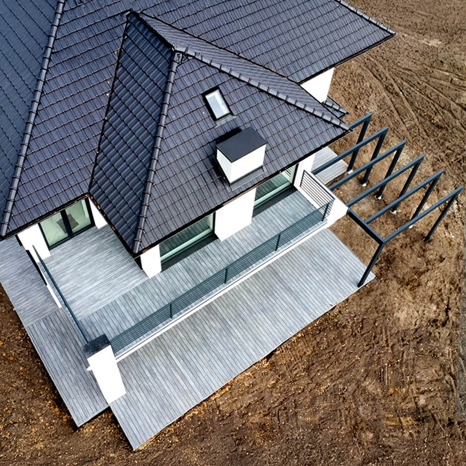 Prostorná terasa s kompozitními prkny Premium Gray