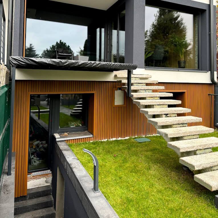 Fasáda z kompozitního lamelového obkladu Amber 3D – elegance v moderním stylu