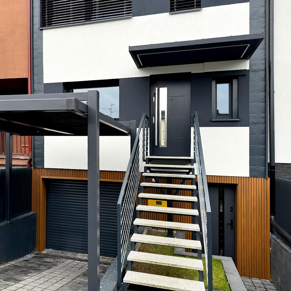 Fasáda z kompozitního lamelového obkladu Amber 3D – elegance v moderním stylu