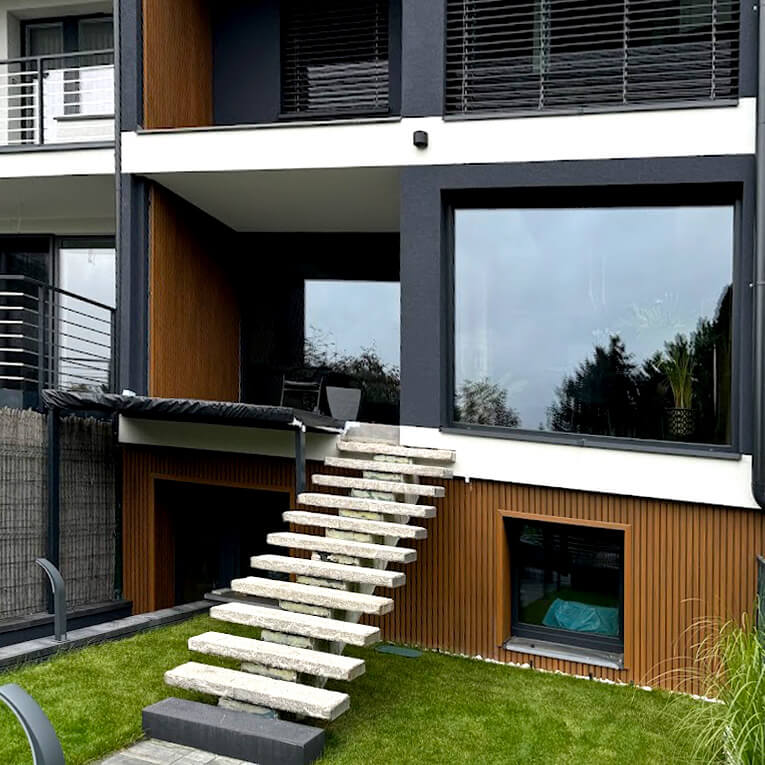 Fasáda z kompozitního lamelového obkladu Amber 3D – elegance v moderním stylu