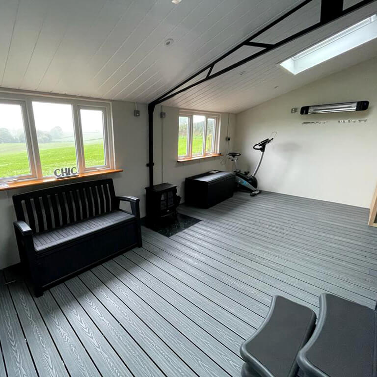 Relax a design v jednom – interiér s kompozitním prknem 3D Classic Šedá