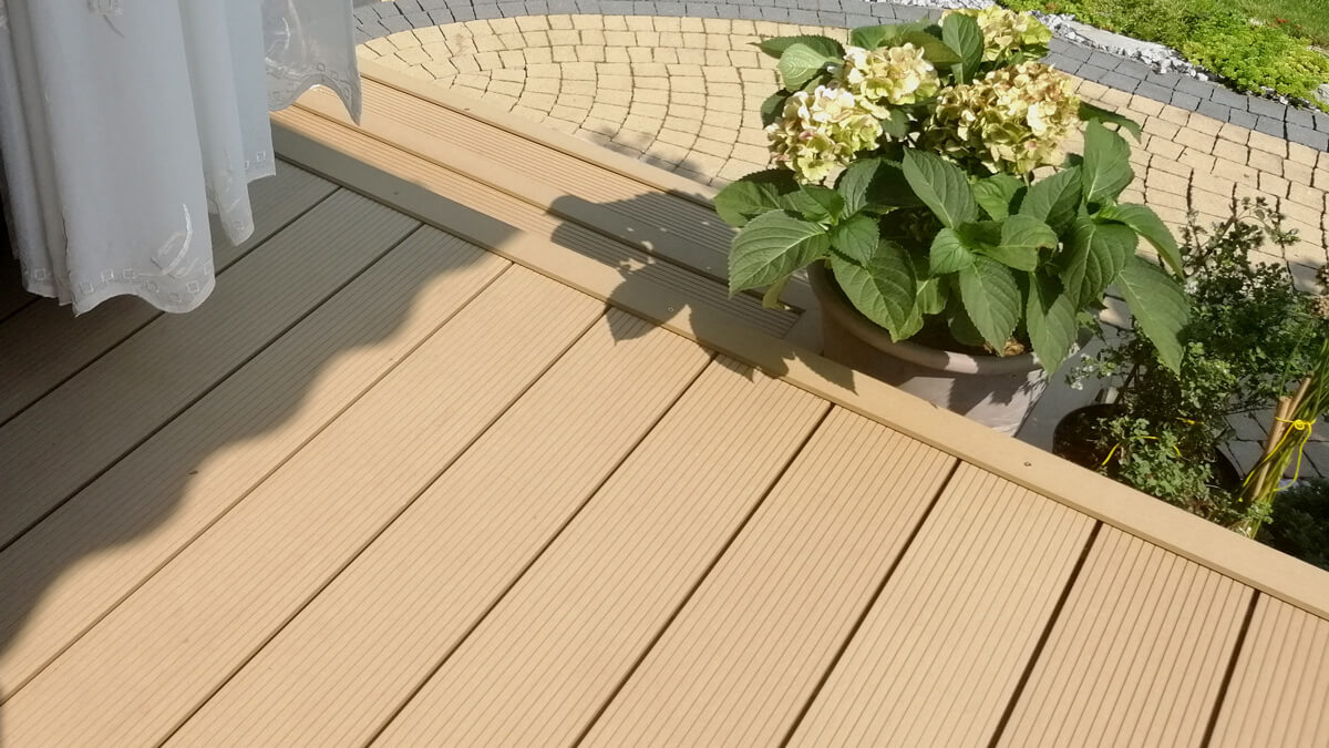 Atmosférická terasa z kompozitních terasových prken Premium Amber