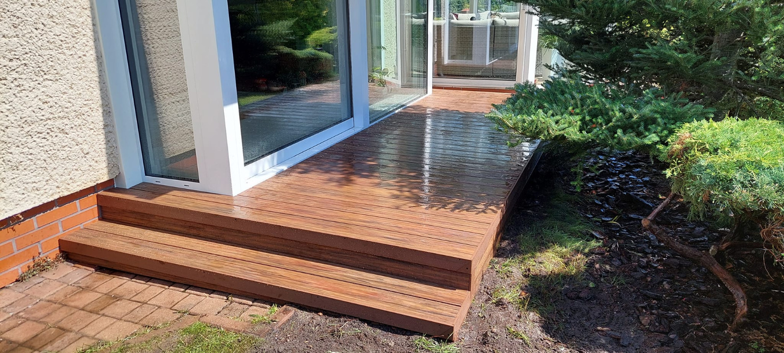 Terasa Premium Redwood – přirozené prodloužení zahrady