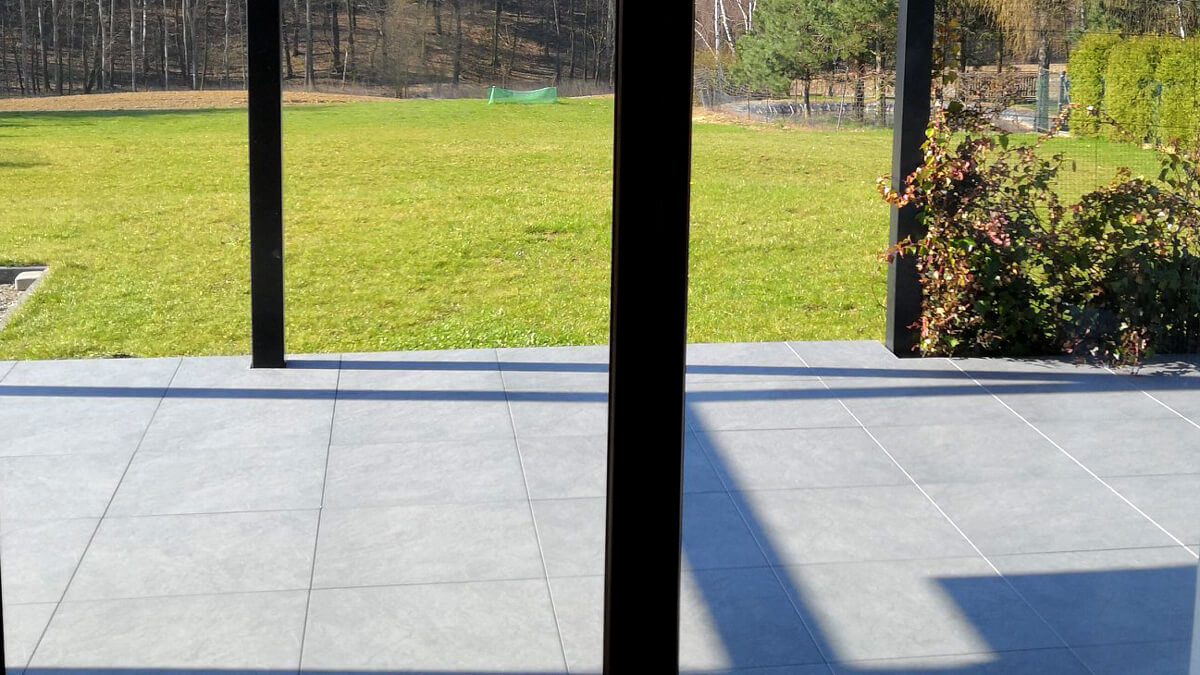 Terasa v Gdaňsku z keramických dlaždic Sierra Gray