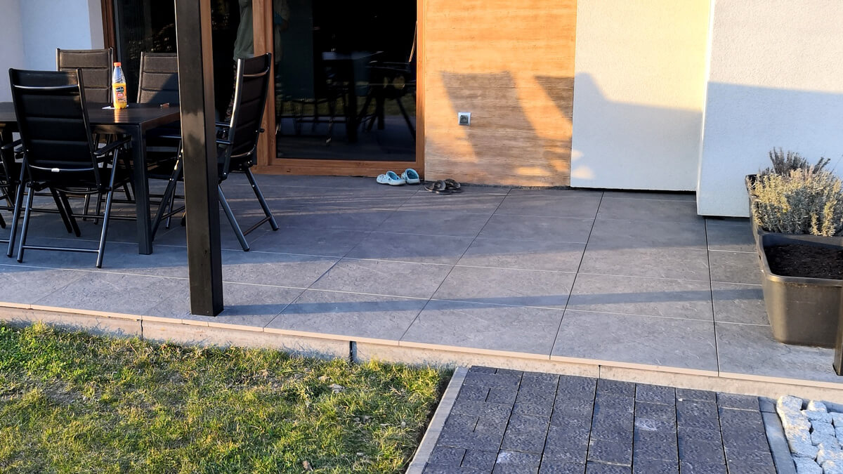 Terasa v Gdaňsku z keramických dlaždic Sierra Gray