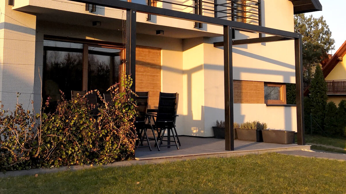 Terasa v Gdaňsku z keramických dlaždic Sierra Gray