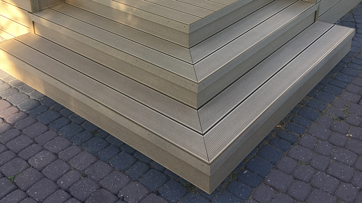 Schody a vysoká terasa z kompozitních terasových prken Standard Medový Teak