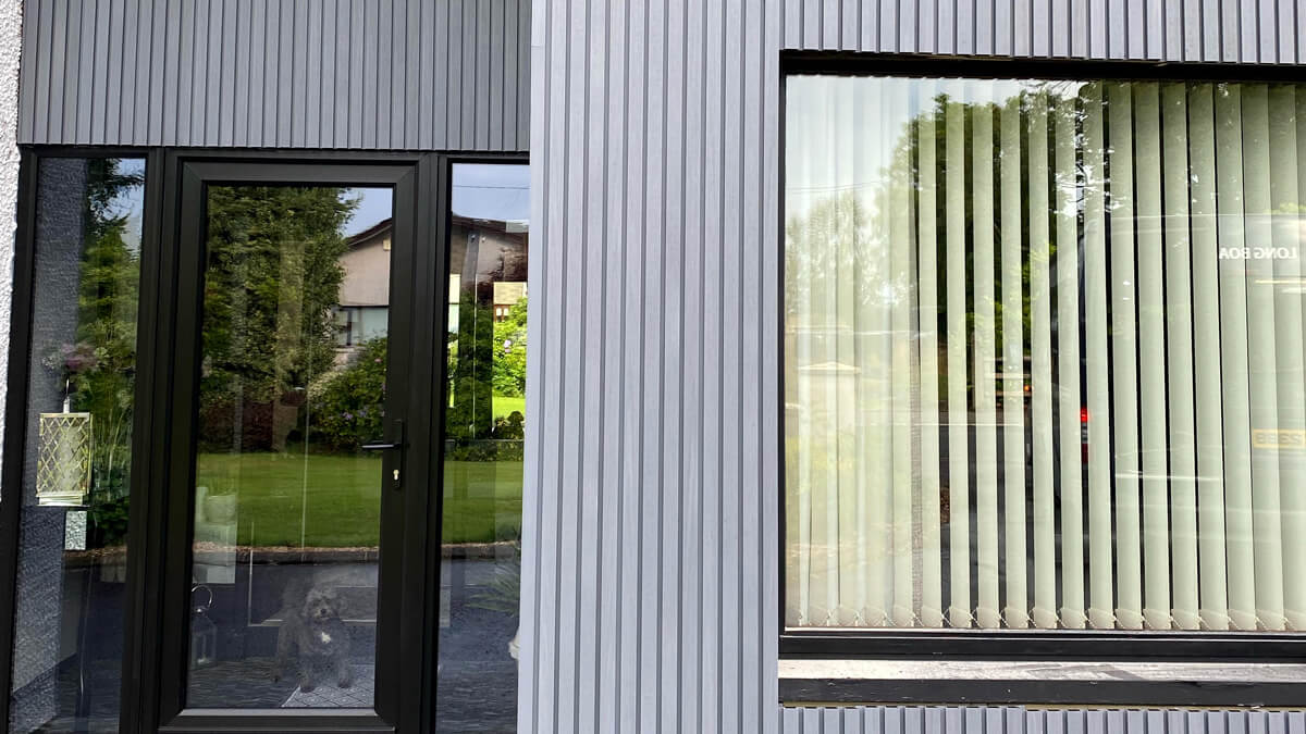 Obložení vchodových dveří - Venkovní lamelový obklad Gray