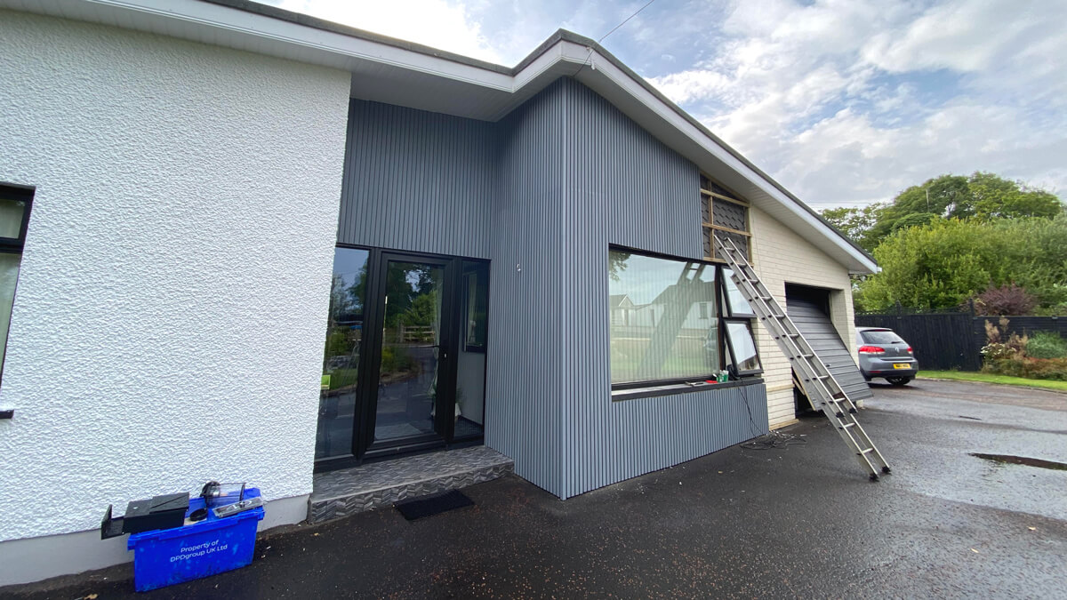 Obložení vchodových dveří - Venkovní lamelový obklad Gray