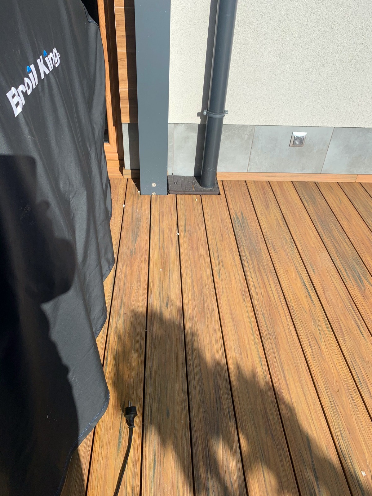 Obklady bazénů a teras z kompozitních prken Premium Amber