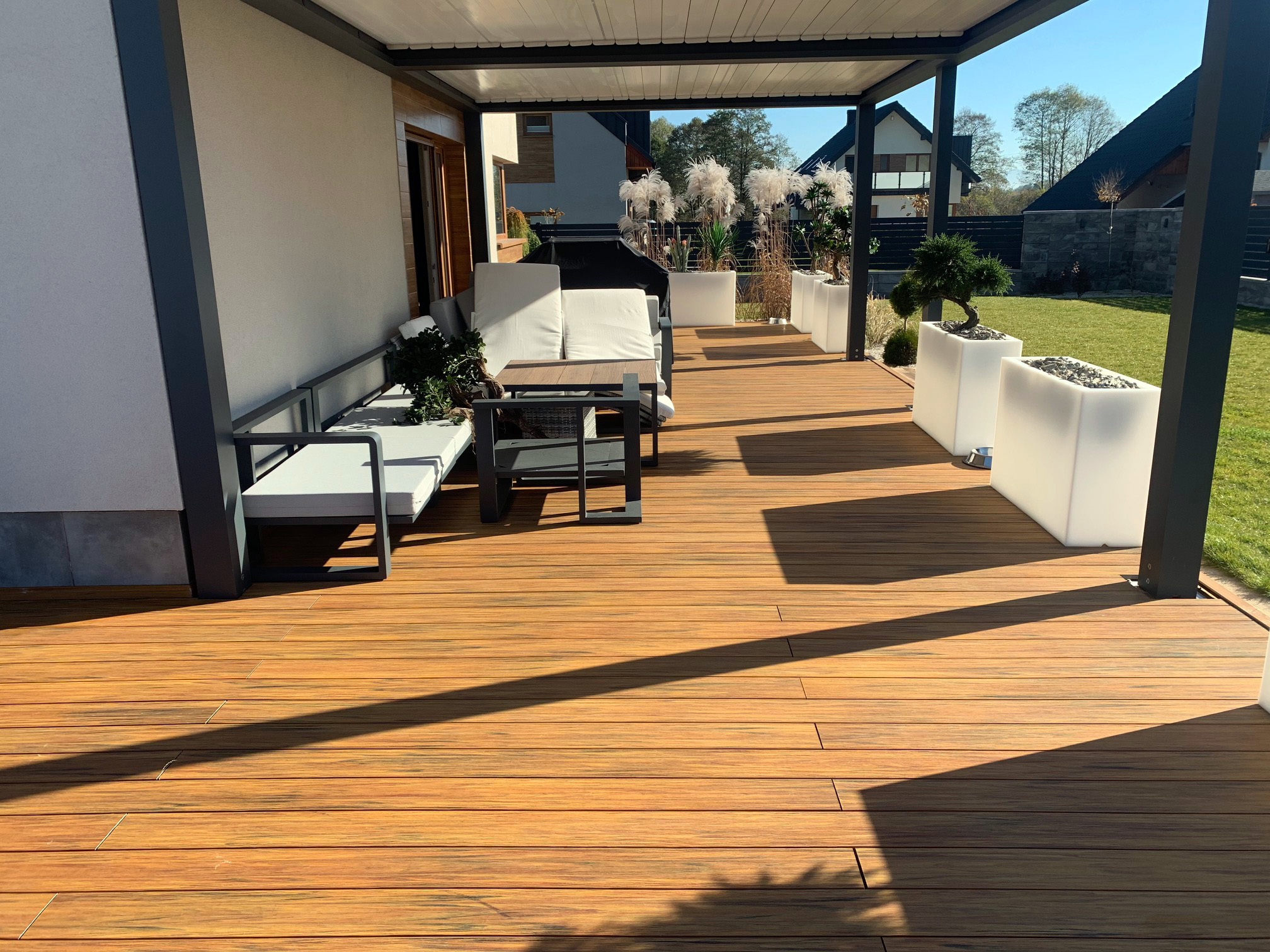 Obklady bazénů a teras z kompozitních prken Premium Amber