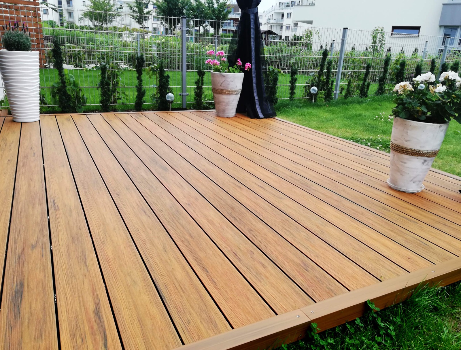 Design terasy s kompozitními prkny Premium Amber