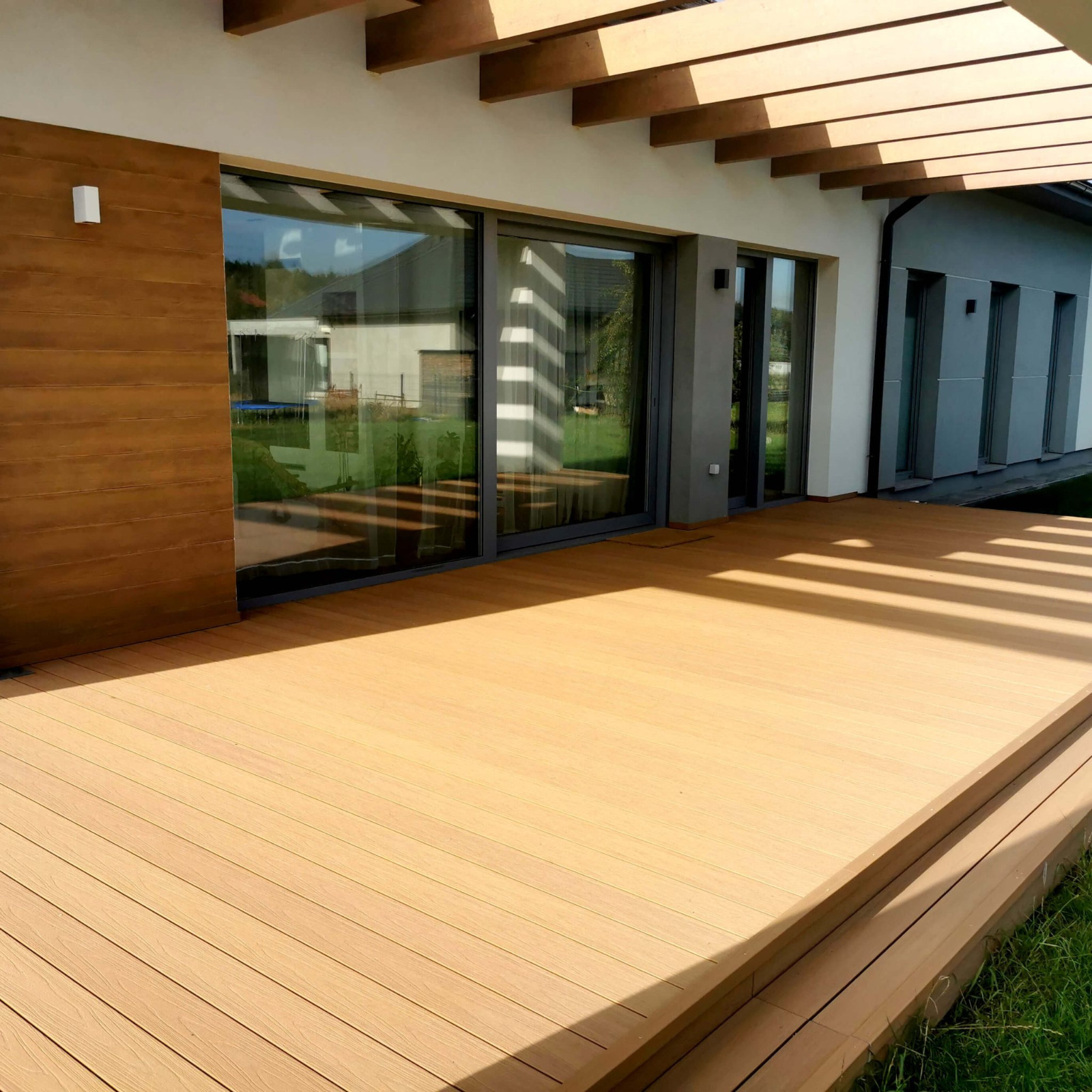 Úprava terasy s prémiovými kompozitními prkny v odstínu přírodního dubu