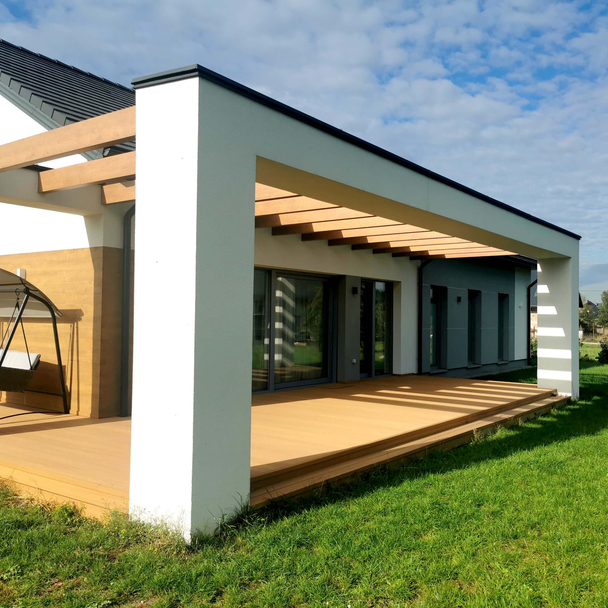 Úprava terasy s prémiovými kompozitními prkny v odstínu přírodního dubu