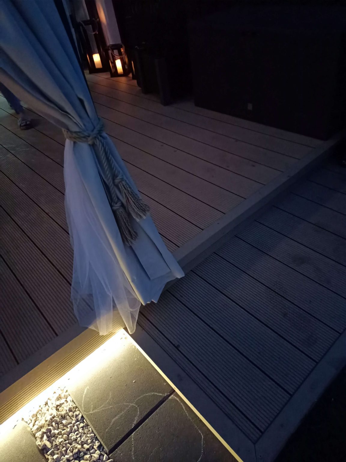 Návrh terasy ze standardních kompozitních terasových prken v barvě Honey Teak