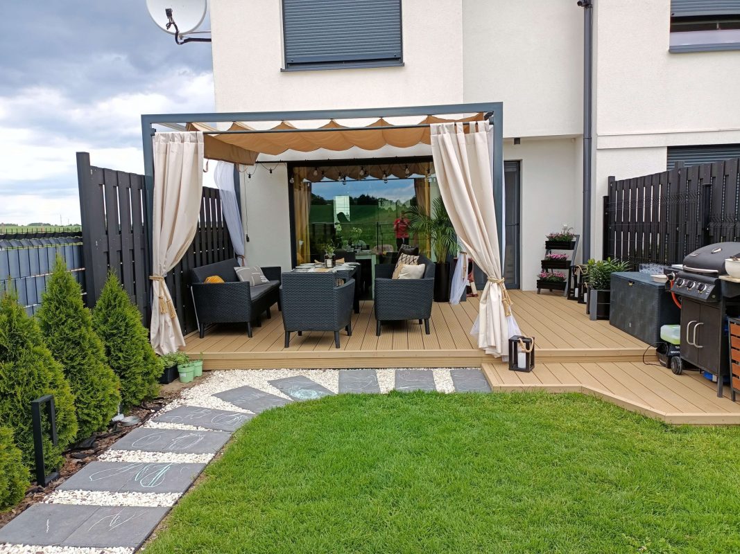 Návrh terasy ze standardních kompozitních terasových prken v barvě Honey Teak