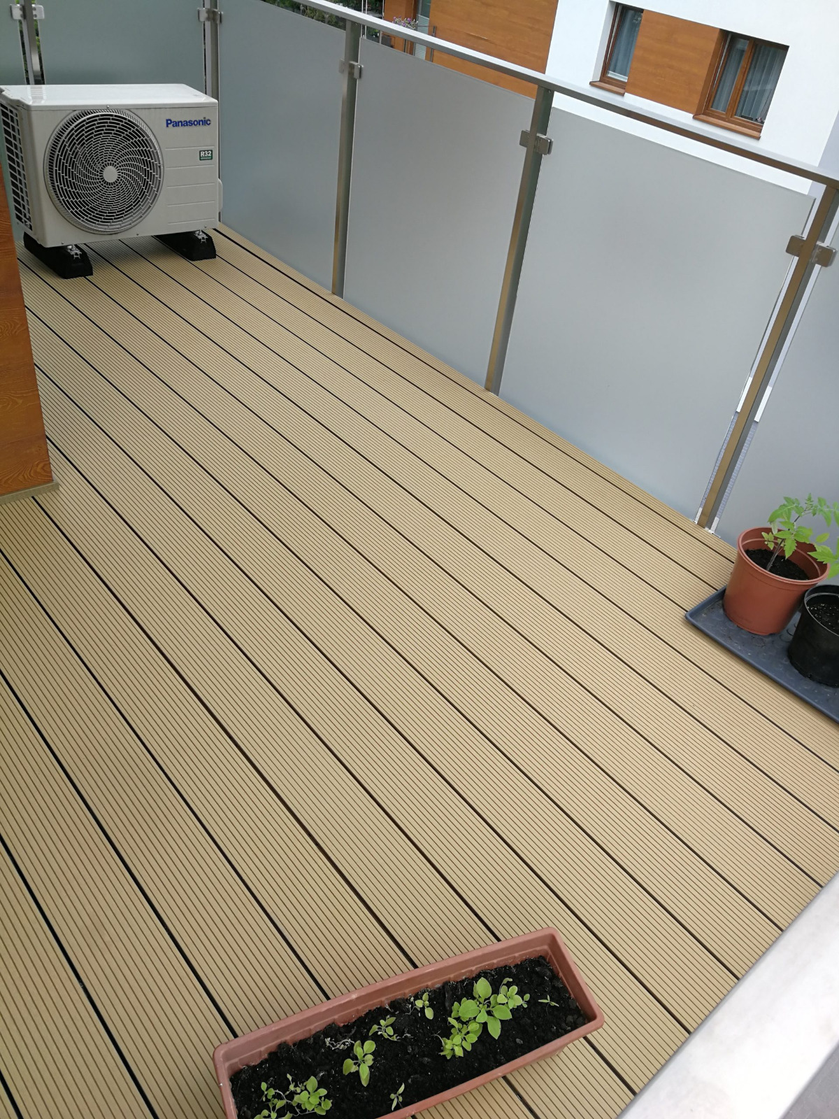 Balkon Standard Medový Teak – útulnost a funkčnost pro každodenní použití