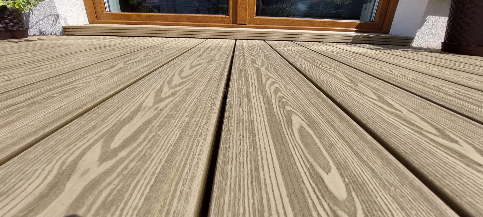 Balkon Medový Teak 3D – teplý styl a bezúdržbový komfort