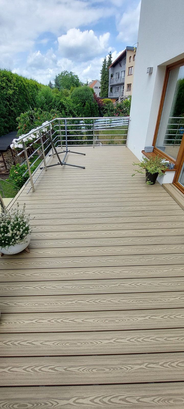 Balkon Medový Teak 3D – teplý styl a bezúdržbový komfort