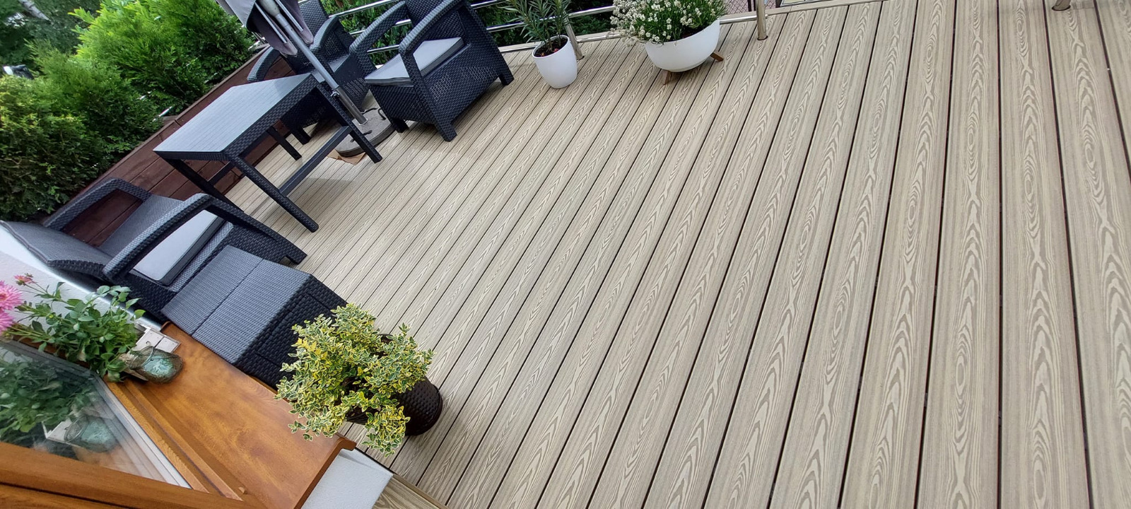 Balkon Medový Teak 3D – teplý styl a bezúdržbový komfort