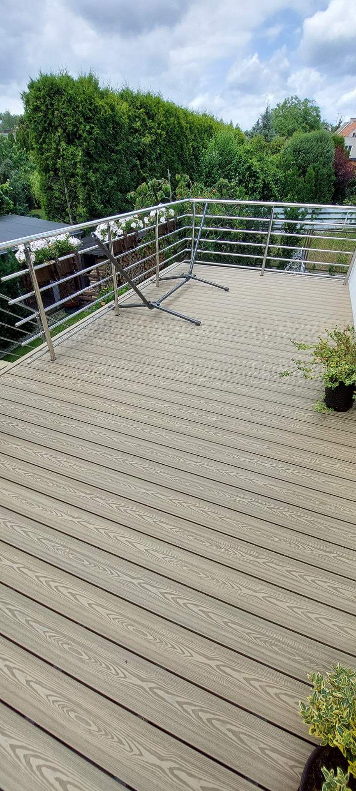 Balkon Medový Teak 3D – teplý styl a bezúdržbový komfort