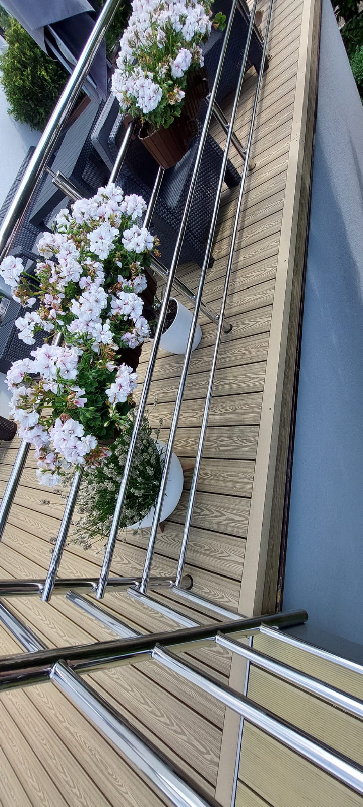 Balkon Medový Teak 3D – teplý styl a bezúdržbový komfort