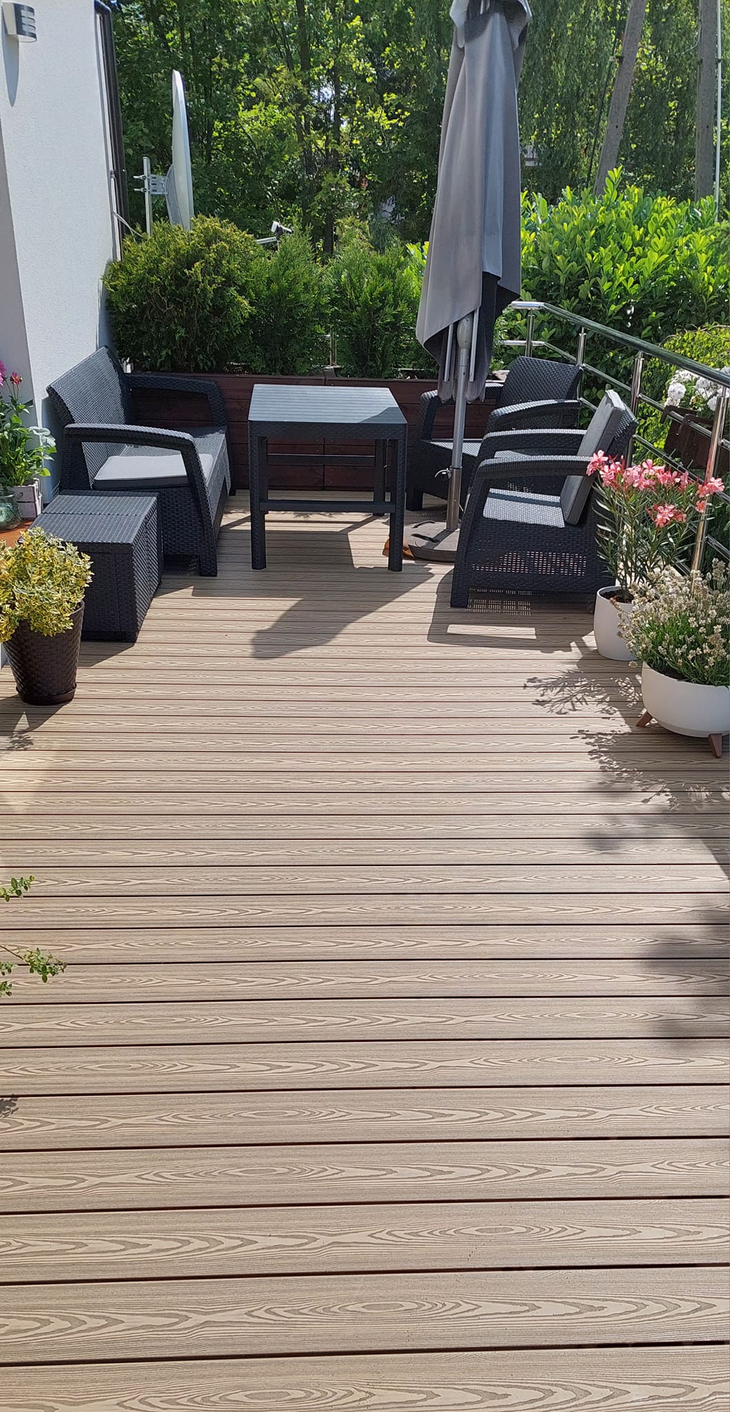 Balkon Medový Teak 3D – teplý styl a bezúdržbový komfort