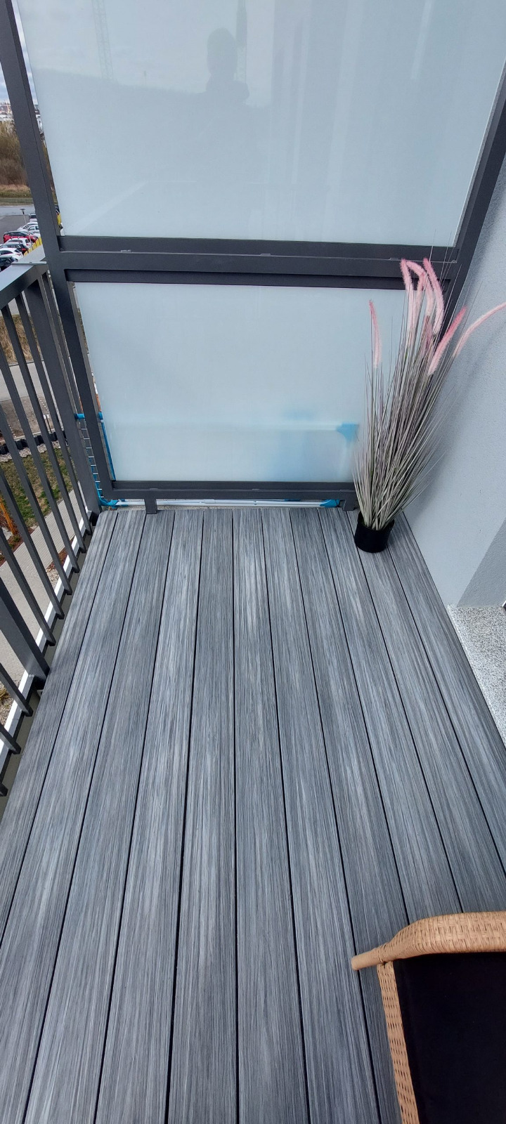 Balkon z kompozitních prken Premium Gray – městský styl